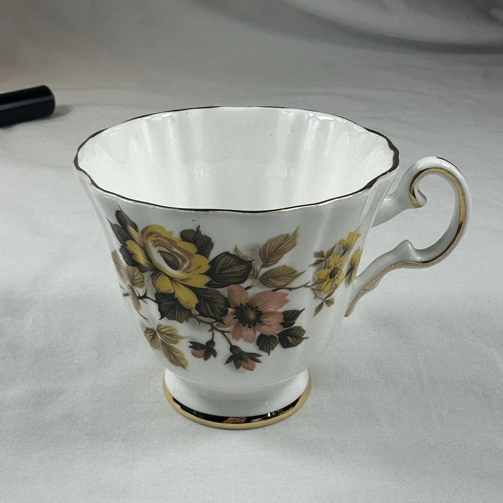 Royal Grafton Teacup And Saucer‎ Yellow Roses Bone China Made In England